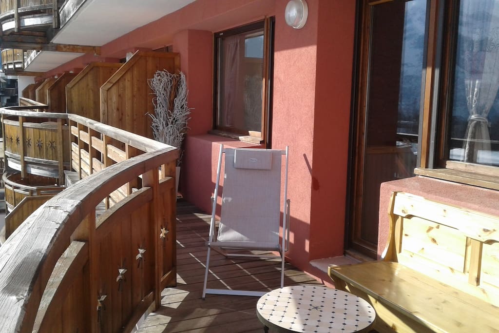 Bronzer sur le balcon
