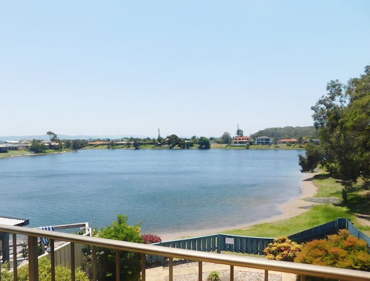 Beautiful Lake house - Only 1km to the beach!