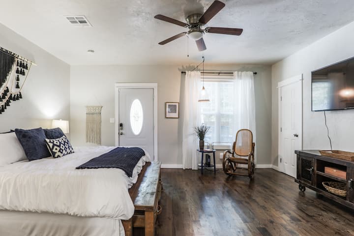 MASTER BEDROOM - KING BED