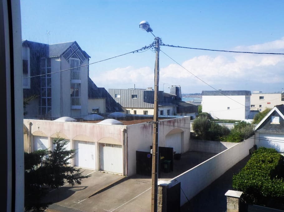 app. au 2é etage - terrasse de 13m² - vue sur mer - 1 ch. avec balcon 2m² vue sur mer - parking privé (deux voitures )