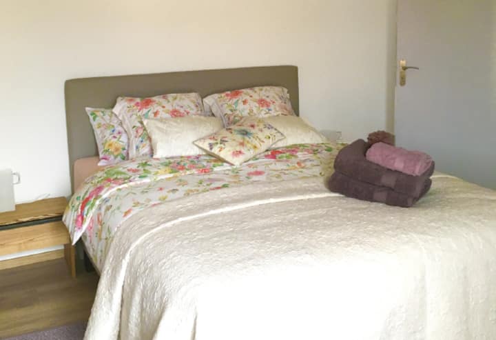 Spavaća soba 1 od 3 na katu. Optimalna udobnost spavanja s oprugama!