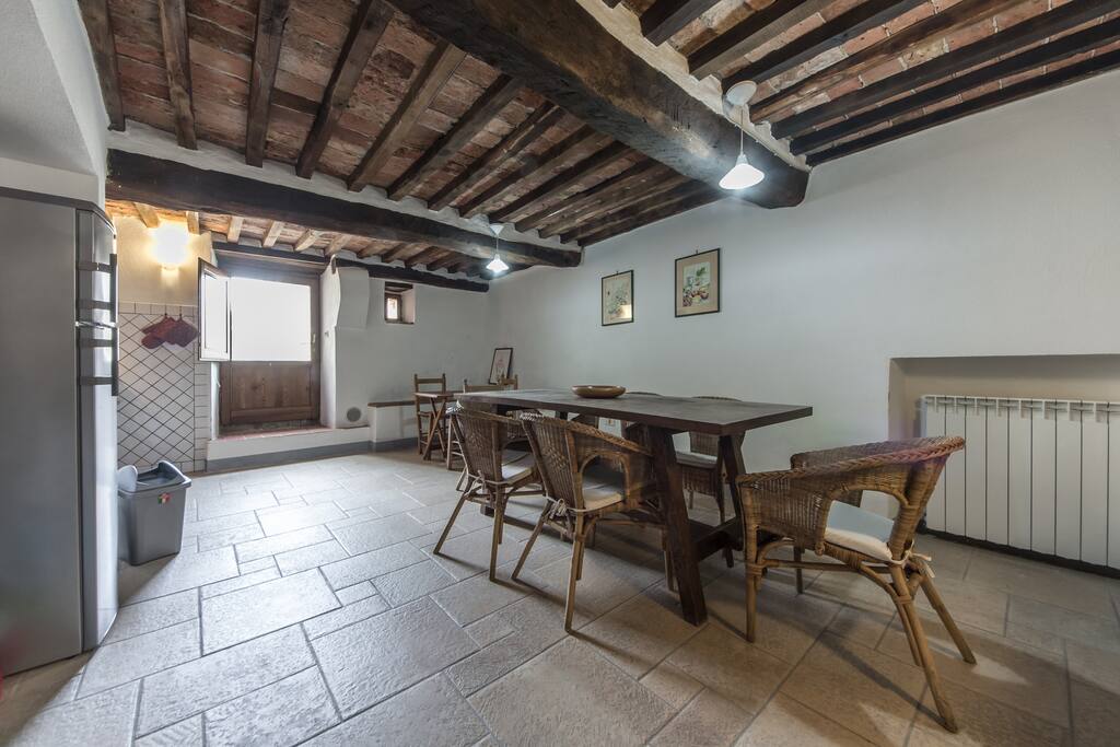 Cucina con vista sulla porta esterna