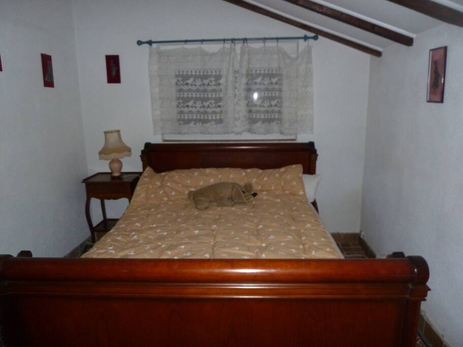 chambre avec armoire