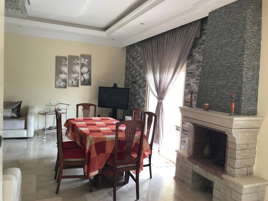 Cheminée et table à manger