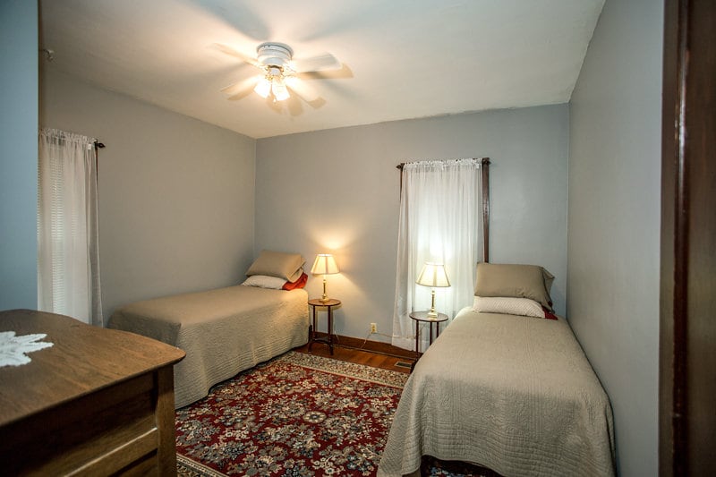 ห้องนอนที่ 2 ตกแต่งด้วยเตียงแฝดสะดวกสบายไม่แพ้กันและปูด้วยผ้าปูที่นอนสีขาว