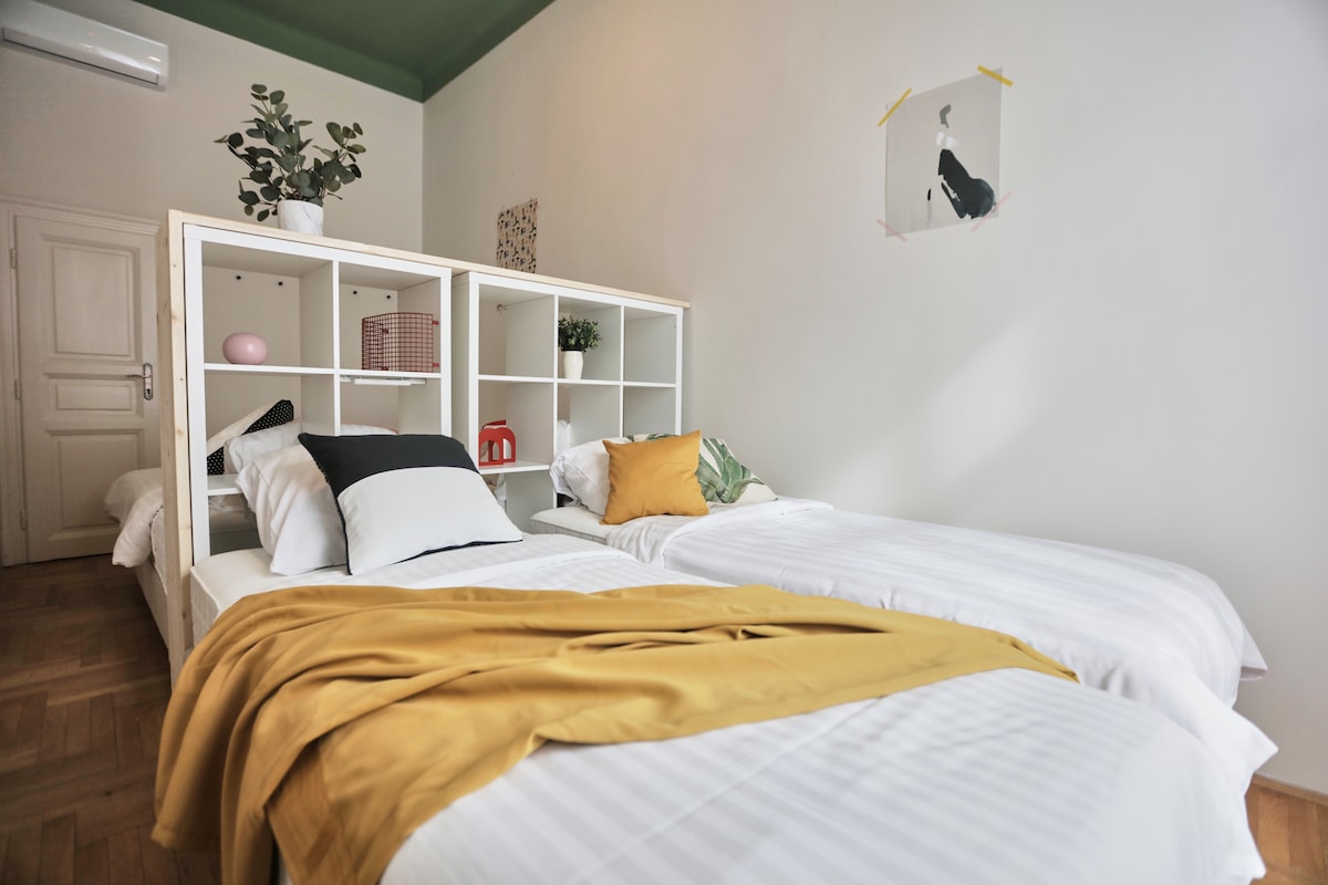 Hlavná spálňa so 4 jednolôžkovými lôžkami (90 x 200 cm) a klimatizáciou.