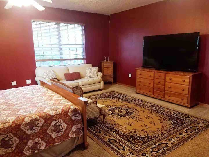 جناح رئيسي - سرير بمقاس كينج وتلفزيون LCD مقاس 70بوصة