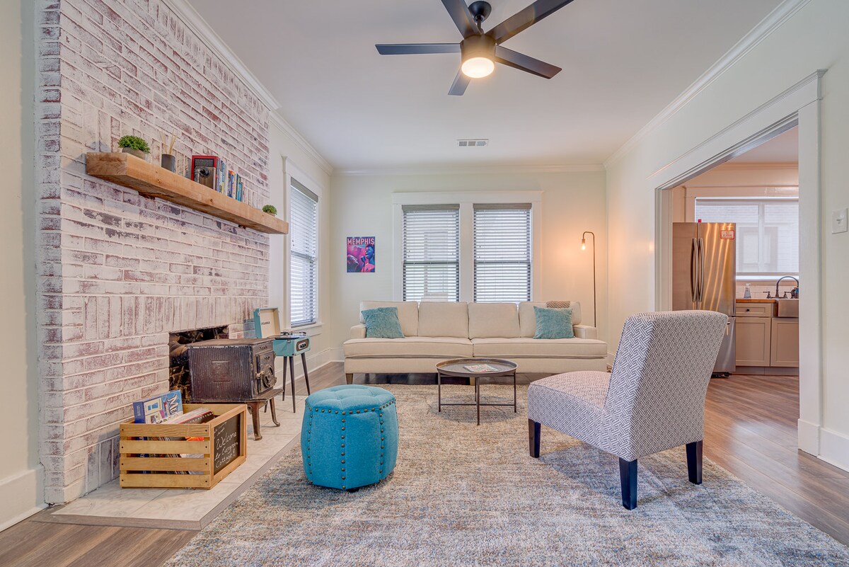Popular Airbnb listing: Cozy Midtown Cottage: Steps to Overton & More! in Idlewild