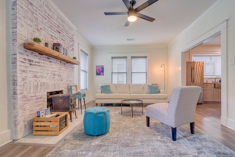 Popular Airbnb listing: Cozy Midtown Cottage: Steps to Overton & More! in Idlewild