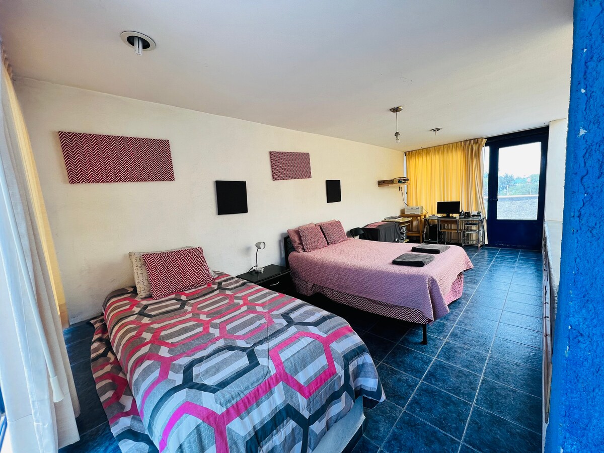 Spálňa na treťom poschodí s dvoma manželskými posteľami. 