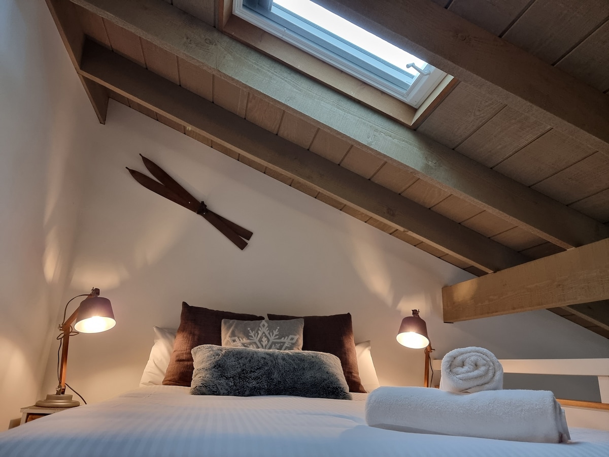 Plyšová posteľ na vankúši s otváracím strešným oknom so žalúziou