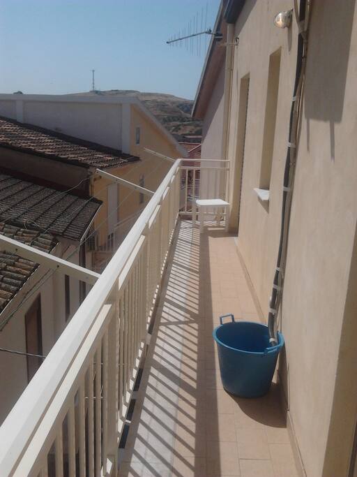 Balcon et fenetre à l'arriere avec vue sur mer au loin