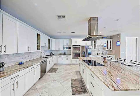 Spacious Home with Pool in East Lantana