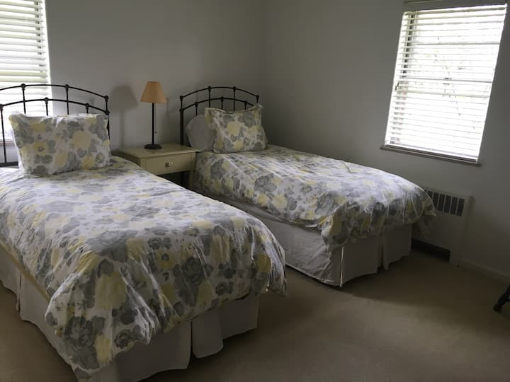 Dormitorio con dos camas individuales.