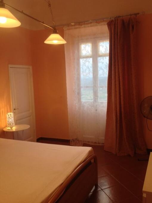 finestra della camera con porta del bagno