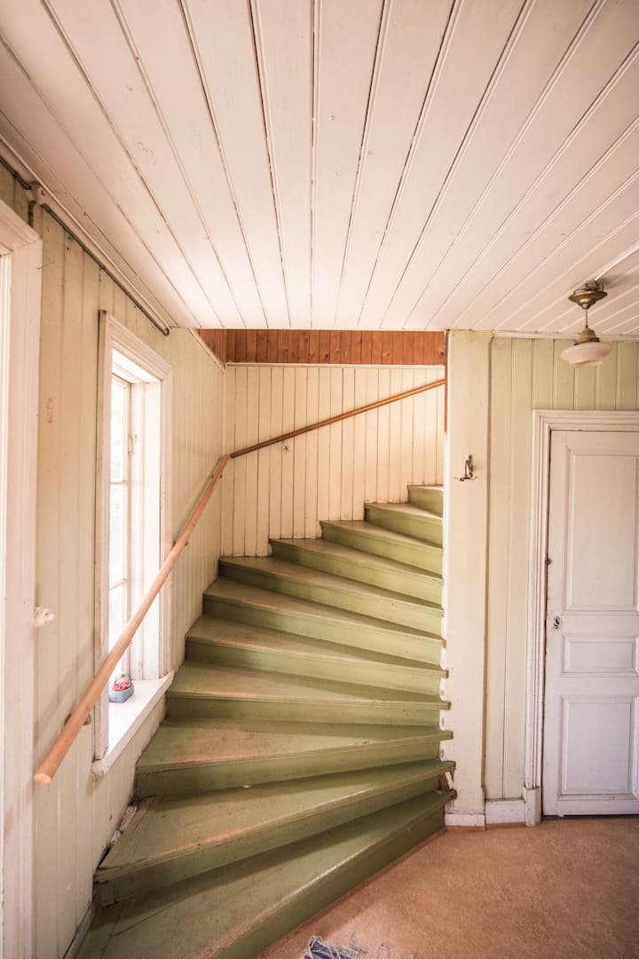 Stepenice do gornjeg kata. Fotografirajte Bruno Maul.