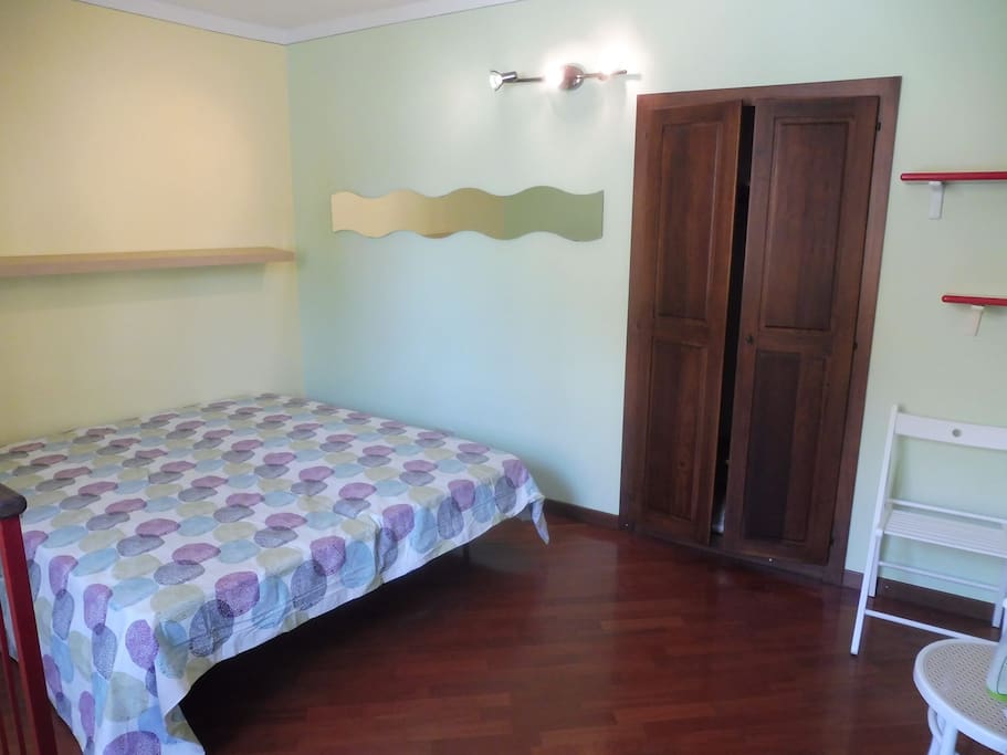 Camera da letto con armadio a muro al primo piano