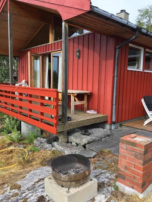 Terasse med hagemøbler og mulighet for å grille