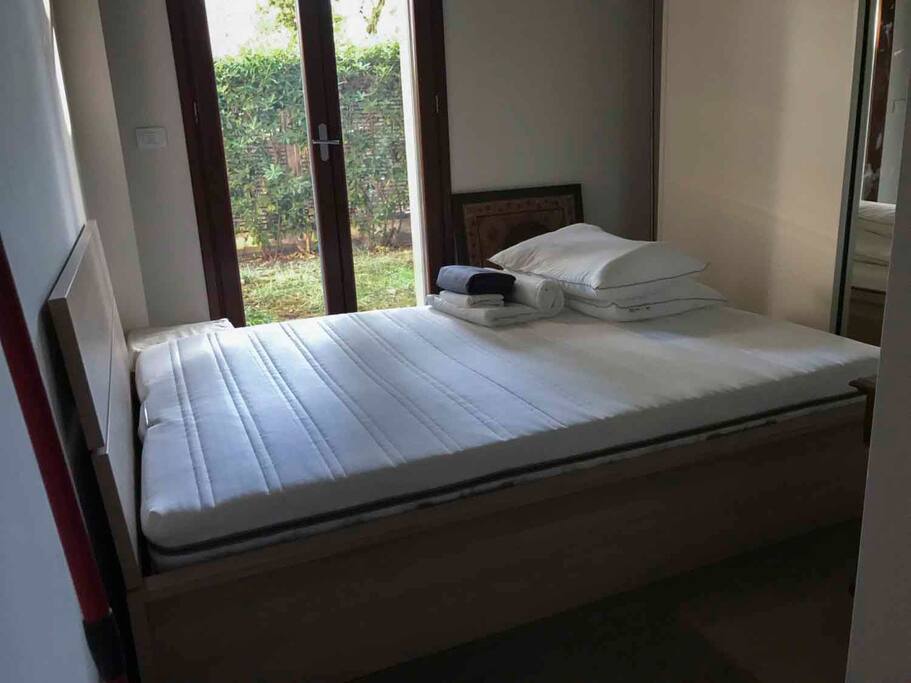 Camera da letto nuova di pacca da una piazza e mezza con materasso di lattice , vista giardino.