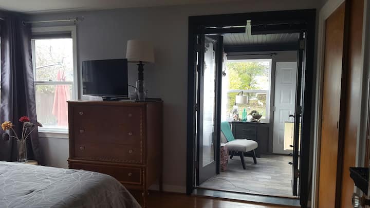 Cozy,contemporary,clean,private, BEAUTIFUL yard!