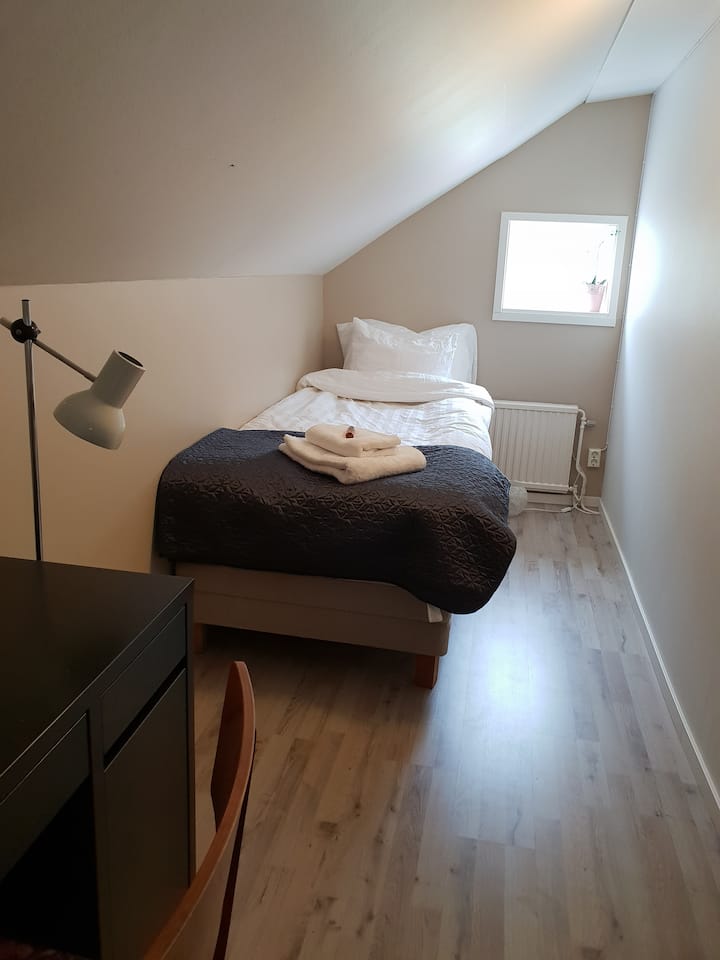 Kitanda 1 cha kulala kidogo (sentimita 105) na meza ya kufanyia kazi