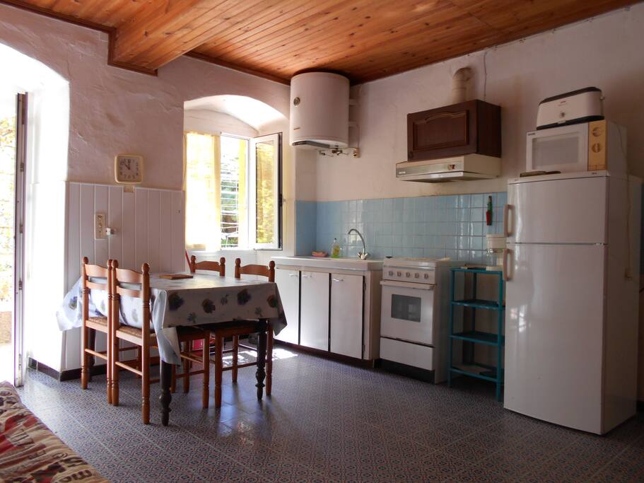 Salon/cuisine équipée de l'appartement situé au RDC