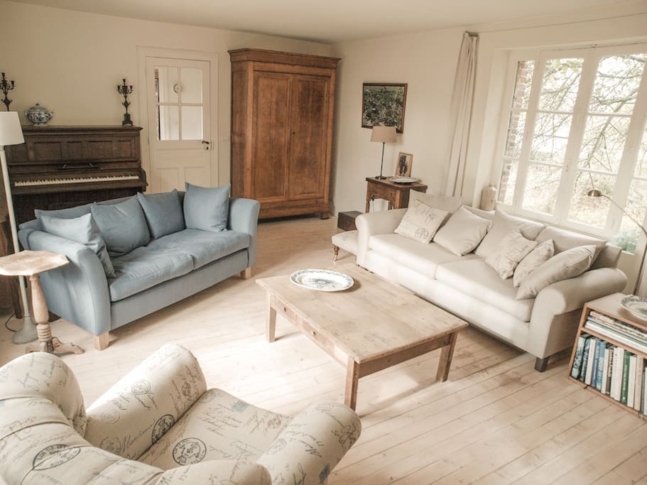 The house has a charming living room, an ideal place to read a book, play the piano, listen to some music or enjoy a movie.