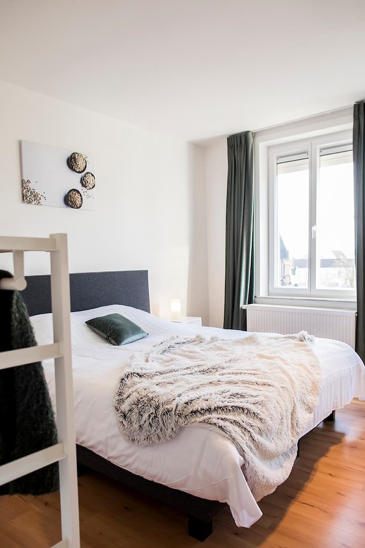 غرفة نوم سانتوس - غرفة نوم واسعة بسرير مزدوج.