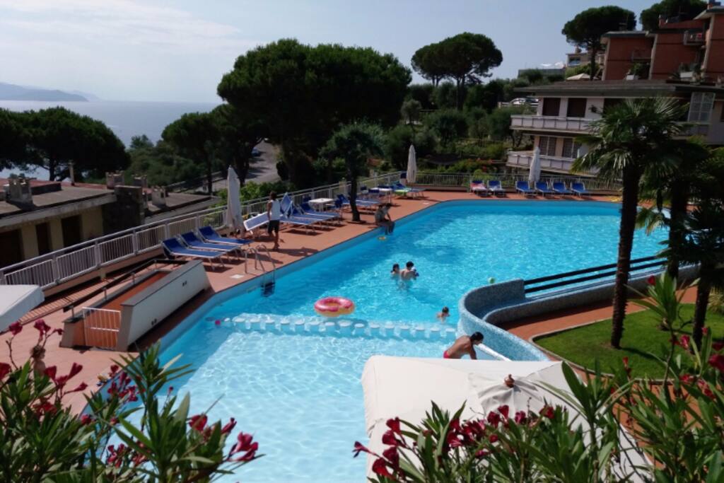Piscina con vista mare