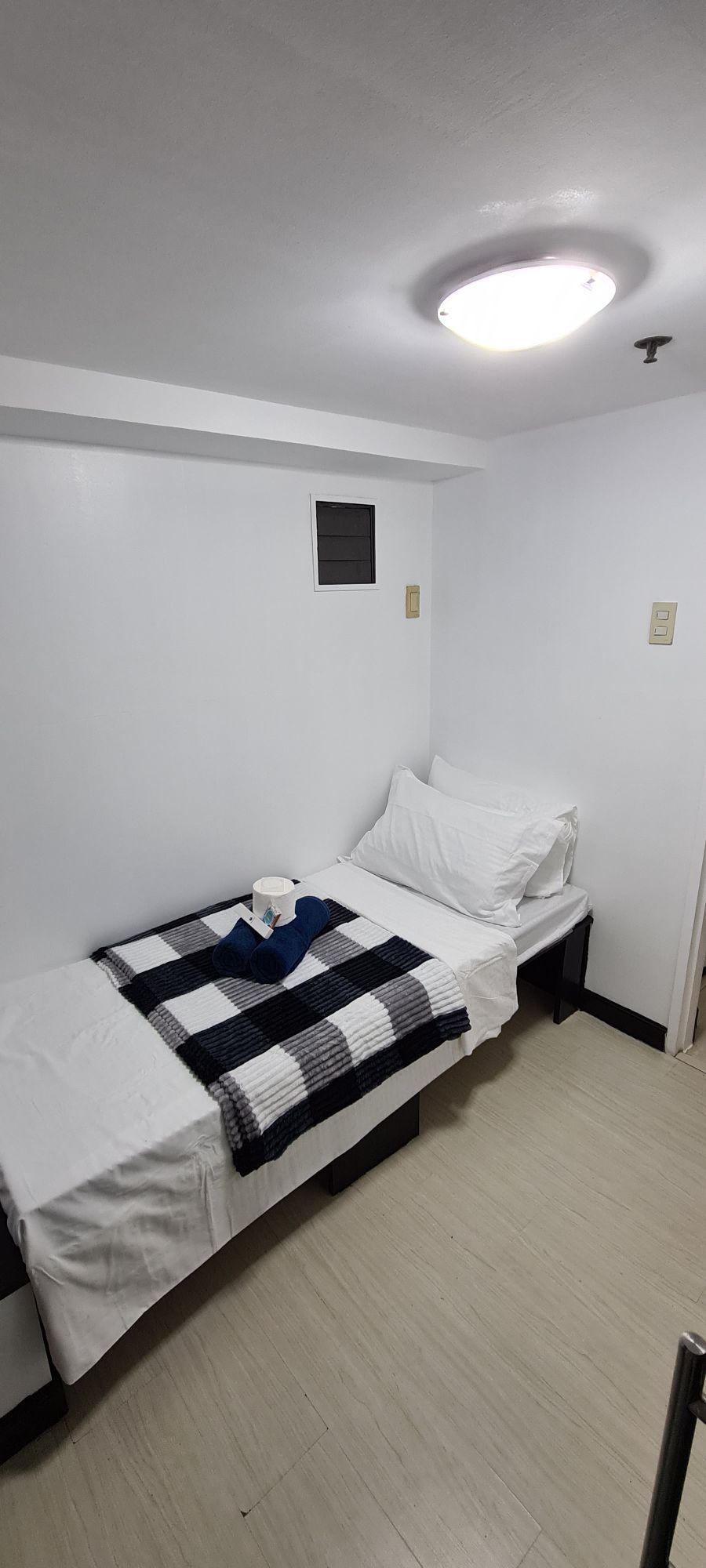 ​Добре дошли в идеалното място за бягство от ежедневието. Отпуснете се напълно в уютната спалня, където ви очакват току-що приготвено, невероятно удобно легло и меки, поддържащи ви възглавници. Насладете се на заслужения си спокоен сън.