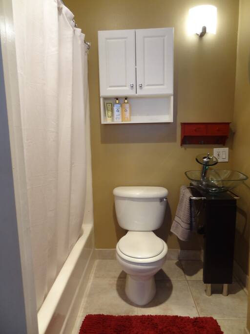 Full guest bathroom with bath/shower