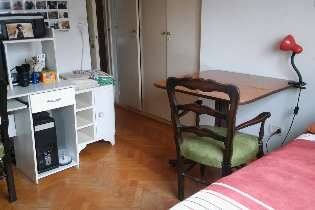 Dormitorio. Cama individual de una plaza. Se puede agregar un colchón.