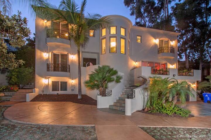 Luxurious 4200 Sq Ft 6 Bedroom Mediterannean Villa gallery image 2