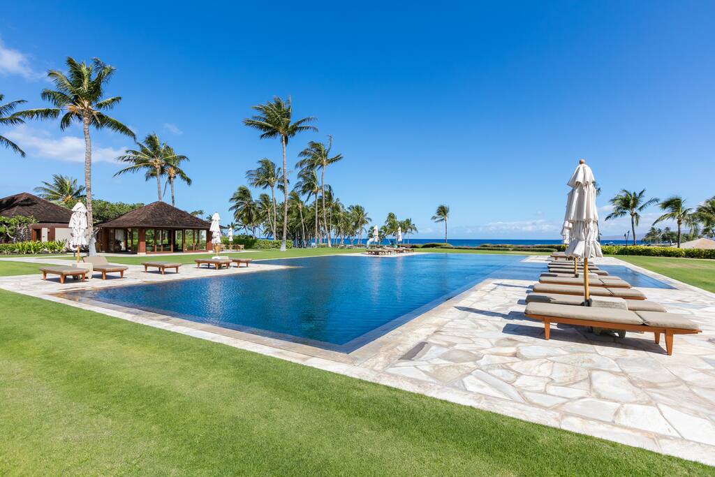 Pauao Beach Club - walk to luxury private pool, fitness all overlooking beach