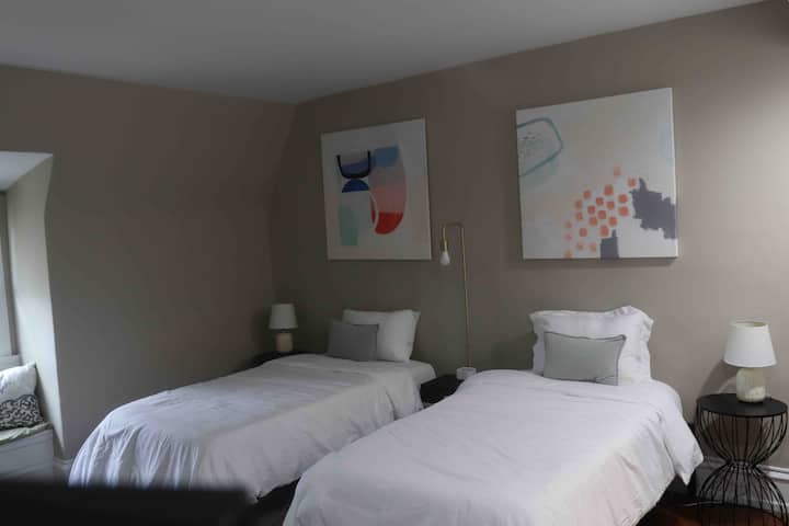 ห้องนอนด้านหลังเตียงแฝดที่สะดวกสบาย 