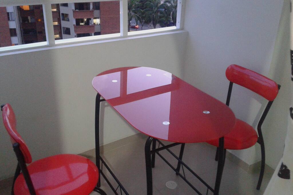Mirador de la alcoba principal con una mesa y dos sillas