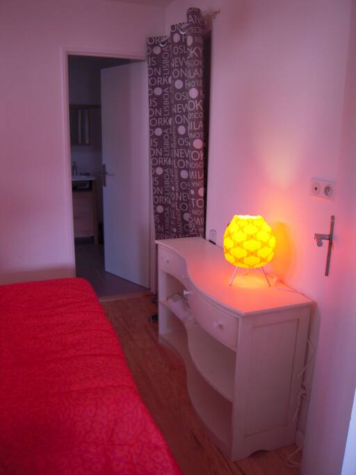 Chambre séparée avec lit 140 matelas grand confort et sa TV et son dressing
