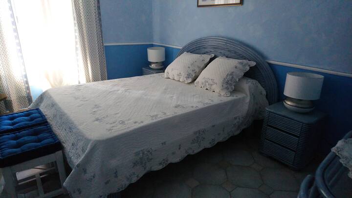 Chambre bleu (1 chambre de la suite parentale)