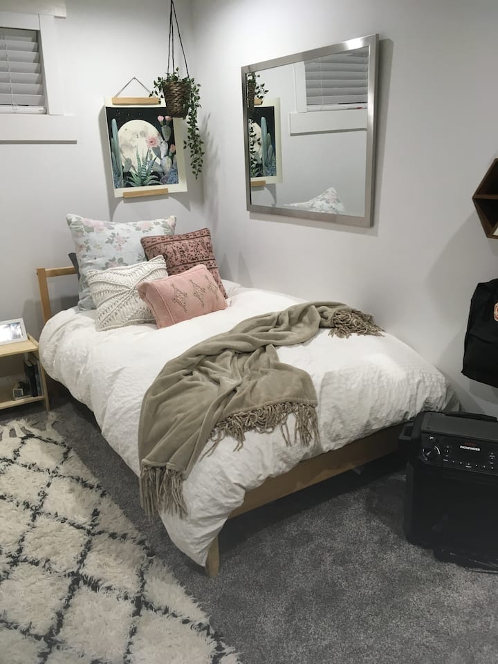 Spálňa s 3 samostatnými lôžkami, stolom, stoličkou, skriňou a priestorom na čítanie.