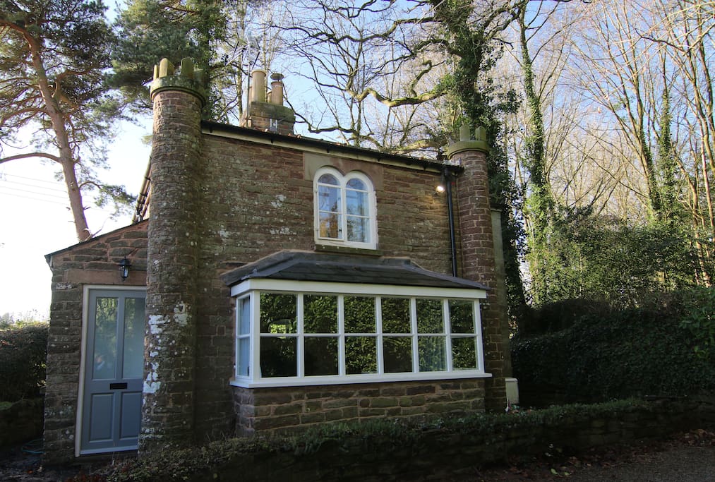 Grade II Listed Underdean Lodge Cottages for Rent in Blakeney, England, United Kingdom