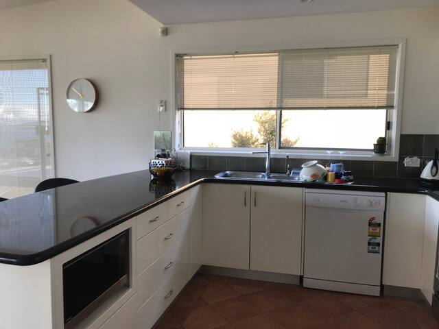 Home Away From Home with 180 Degree Hobart Views gallery image 5