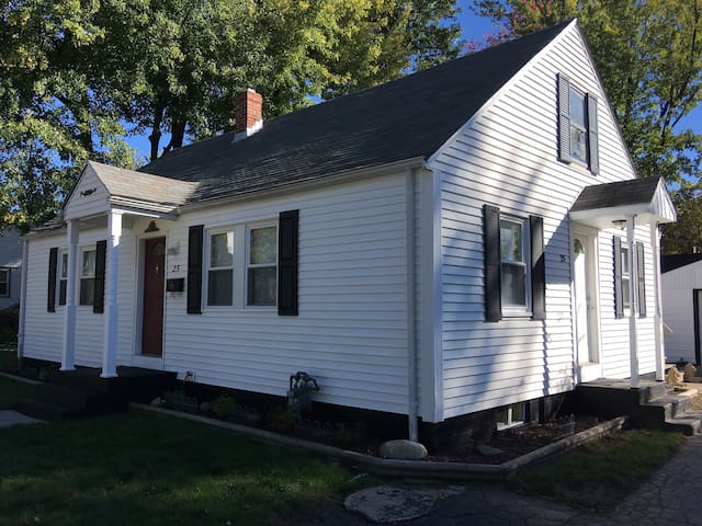 Unique suburban retreat Cozy, Comfy, Pet friendly