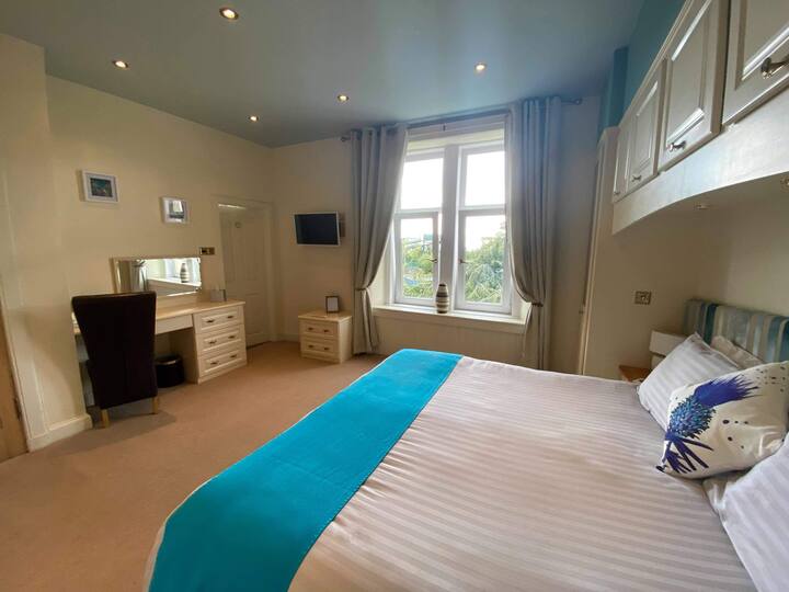 Bedroom 2.. Garden facing, upstairs ensuite bedroom. Can be made up as twin singles or a superkingsize bed.