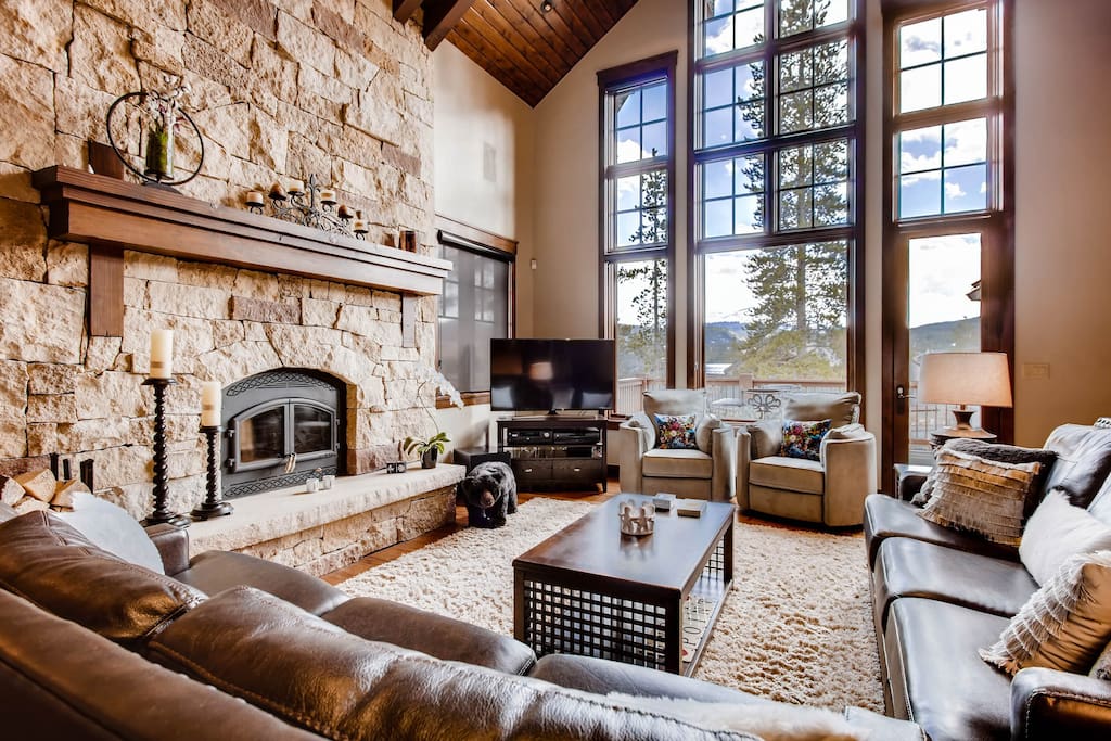 Brightly lit great room with mountain views