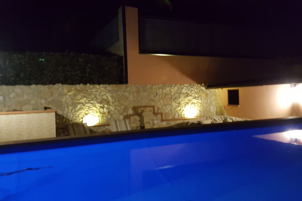 PISCINA DI NOTTE