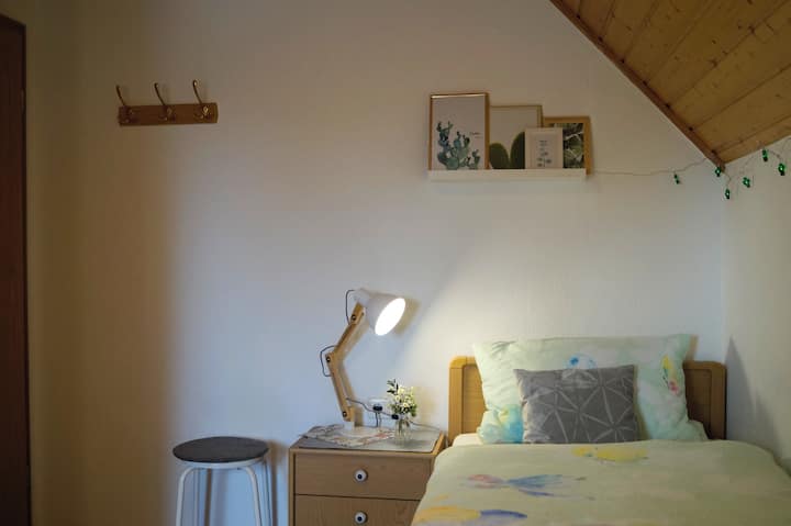 Dormitorio con camas individuales.