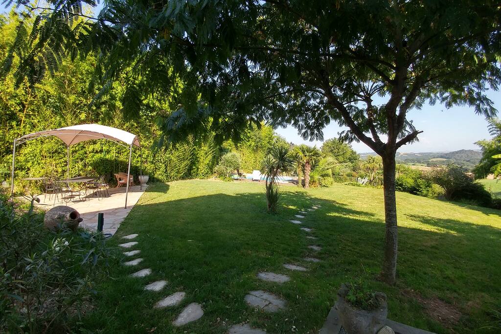 Le Jardin Est avec piscine, deux terrasses, dont une avec petits bassins, vue sur les montagnes, verger et petit étang
The East Garden with swimming pool, 2 terrasses, view on the Pyrenees, orchard and little pond
