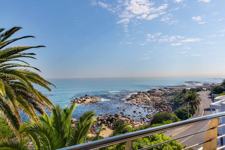 Relax & admire the views over the breaking waves gallery image 2