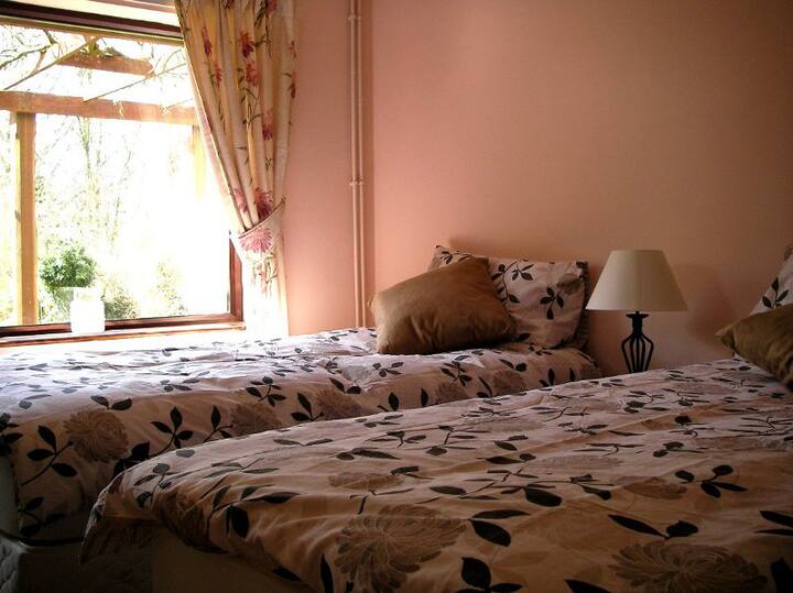 双床卧室，可欣赏花园美景