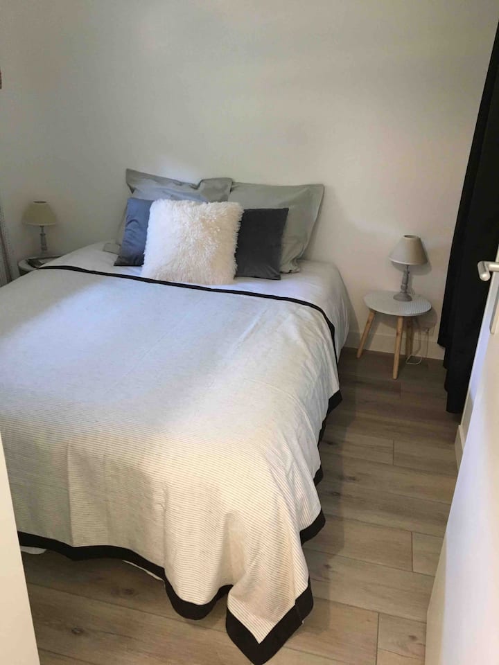 เตียงคู่ขนาด 140 เพื่อความสะดวกสบายที่น่ารื่นรมย์ยิ่งขึ้น 2x70

ตู้เสื้อผ้าชั้นวางของไม้แขวนเสื้อ